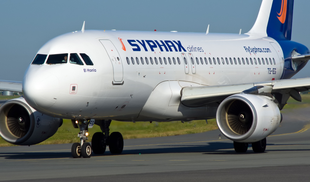 Самолет Airbus A319 авиакомпании Syphax Airlines на взлетной полосе 