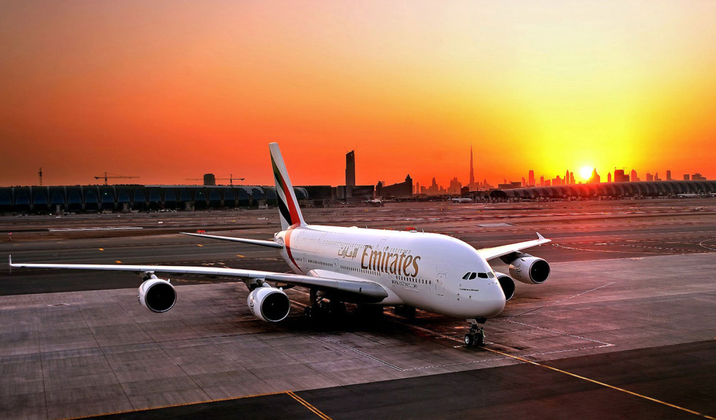 Airbus A380 авиакомпании Emirates на фоне заката