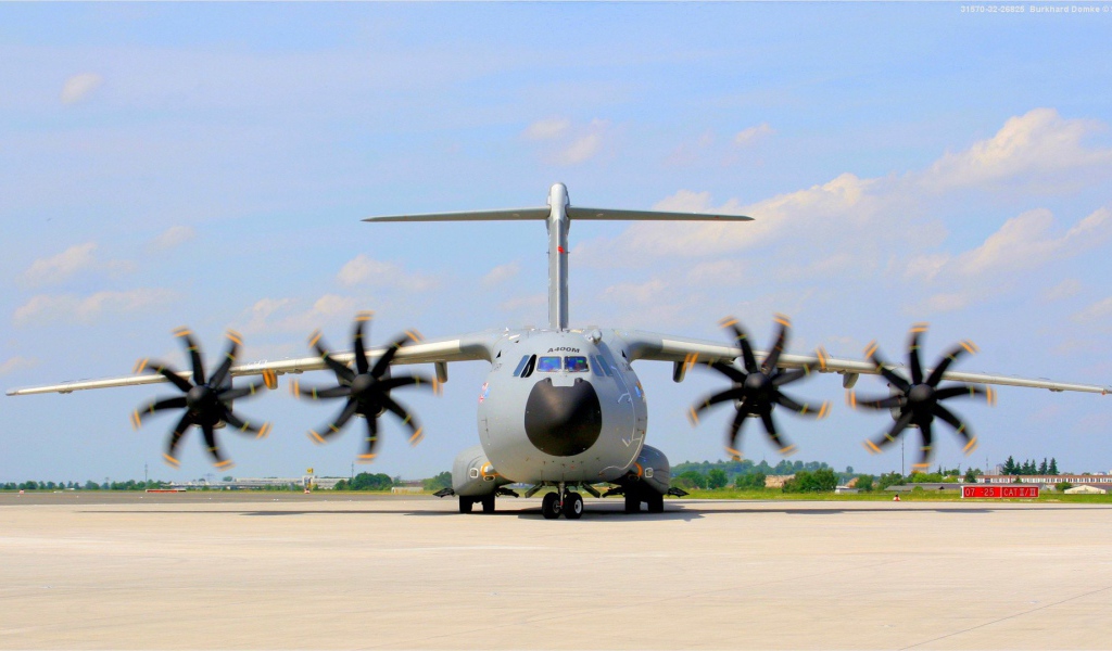 Военный самолет Airbus  A400M готовится к взлету 