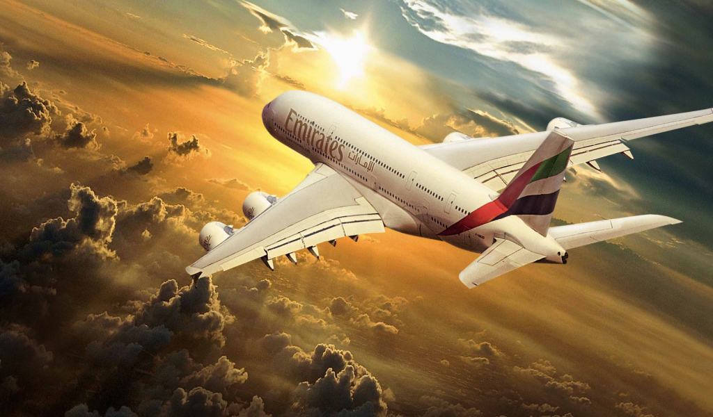 Airbus авиакомпании Emirates в лучах солнца