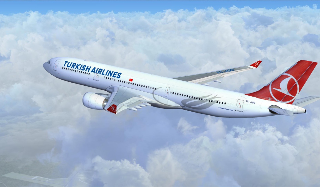 Airbus A330 авиакомпании Turkish Airlines летит над белыми облаками