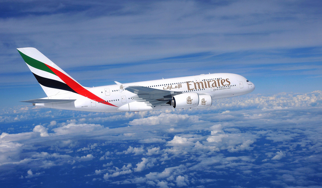 Авиалайнер Airbus A380 авиакомпании Emirates полет над облаками