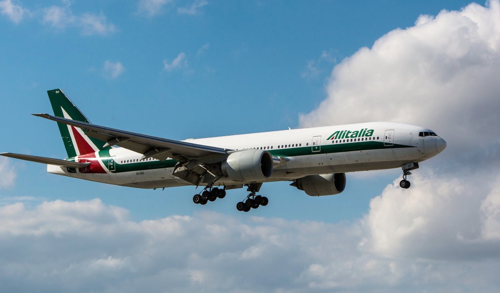 Авиалайнер Boeing 777 авиакомпании Alitalia идет на посадку 