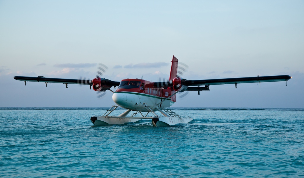 Самолет  DHC-6 Твин Оттер на воде 