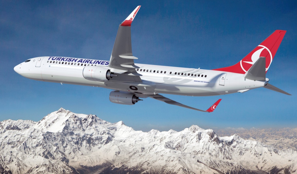 Boeing 737 - 900ER авиакомпании Turkish Airlines пролетает над заснеженными горами