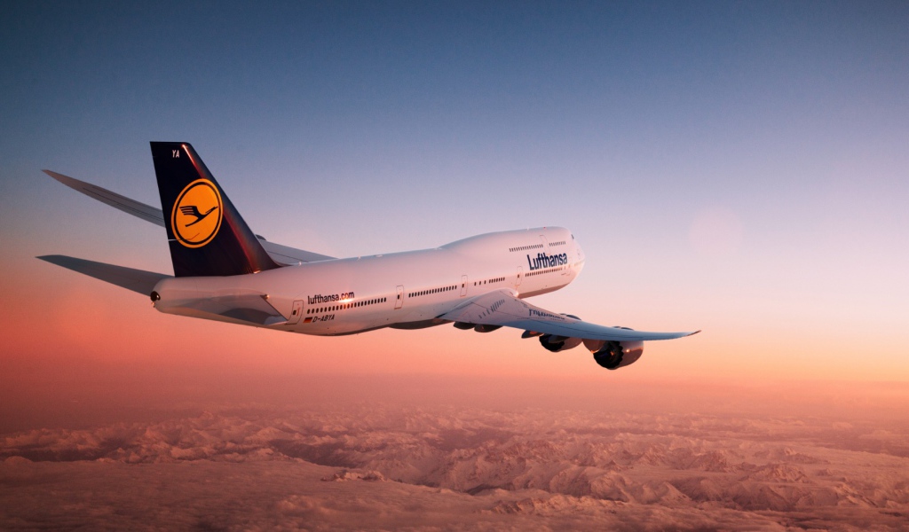 Boeing 747 авиакомпании Lufthansa в небе