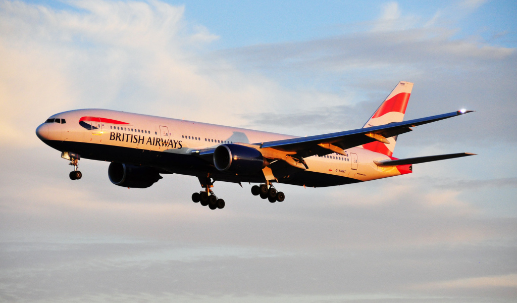 Boeing 777 авиакомпании British Airways летит на рассвете 