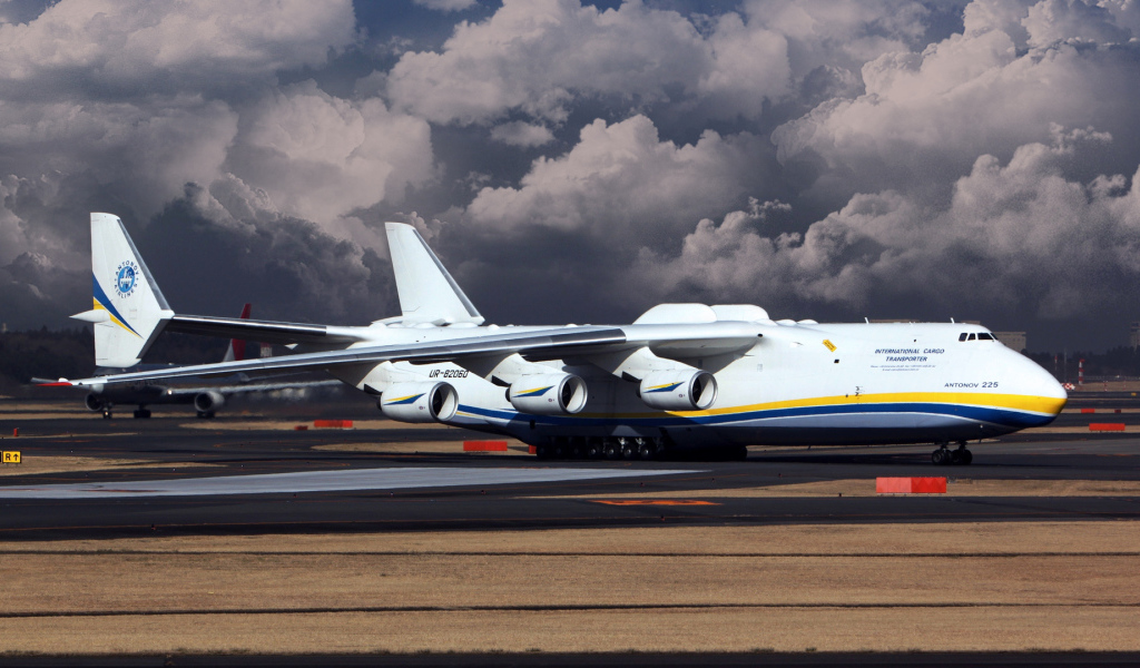 Грузовой самолет Ан 225 Мрия в аэропорту 