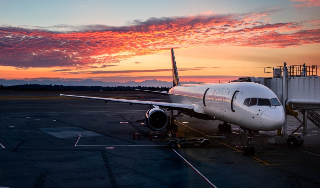 Самолет авиакомпании DELTA в международном аэропорту SeaTac 