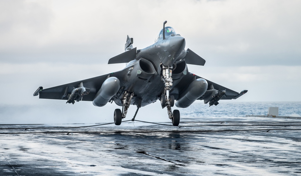 Многоцелевой истребитель Dassault Rafale готовится к взлету 