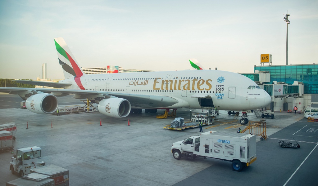 Двухпалубный Airbus A380 - 800 авиакомпании Emirates подготовка к взлету 