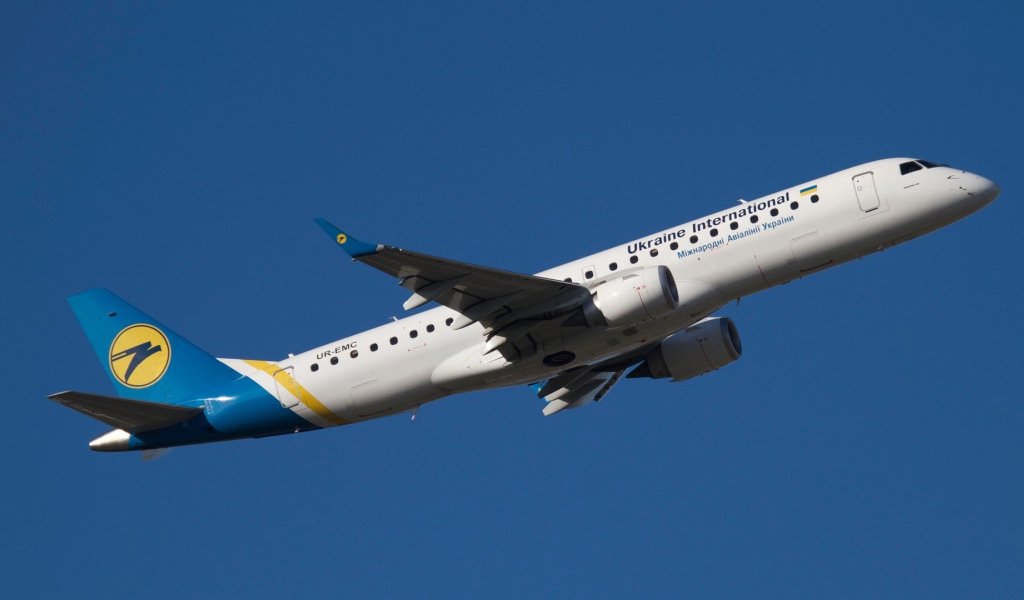 Embraer украинских авиалиний на взлете 