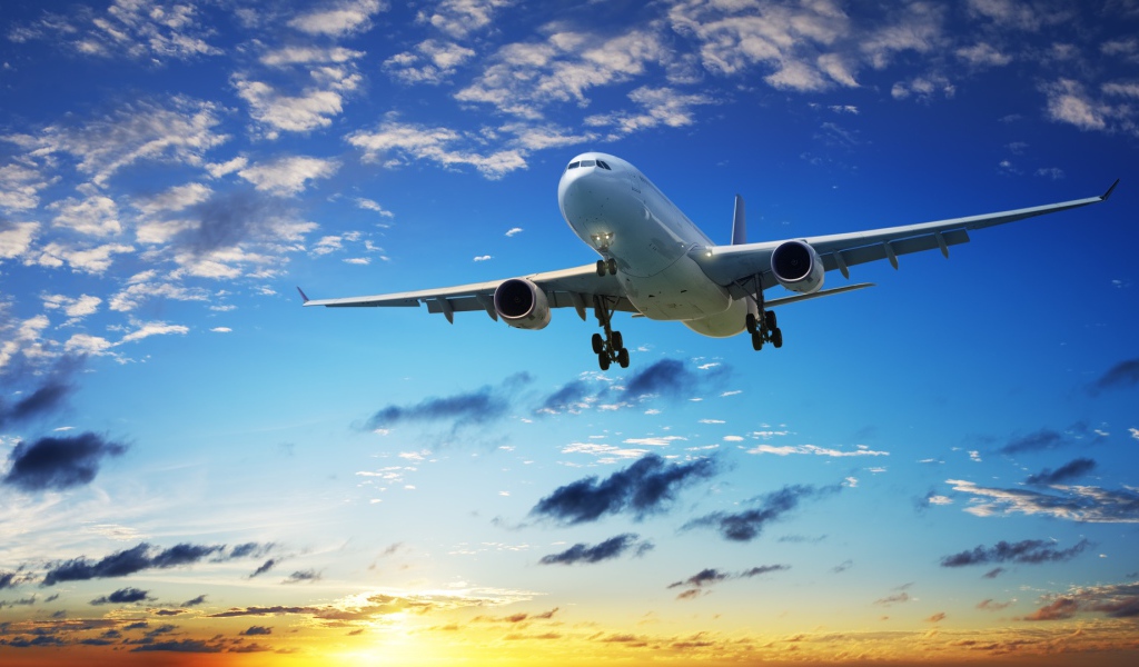 Посадка Boeing на фоне заката