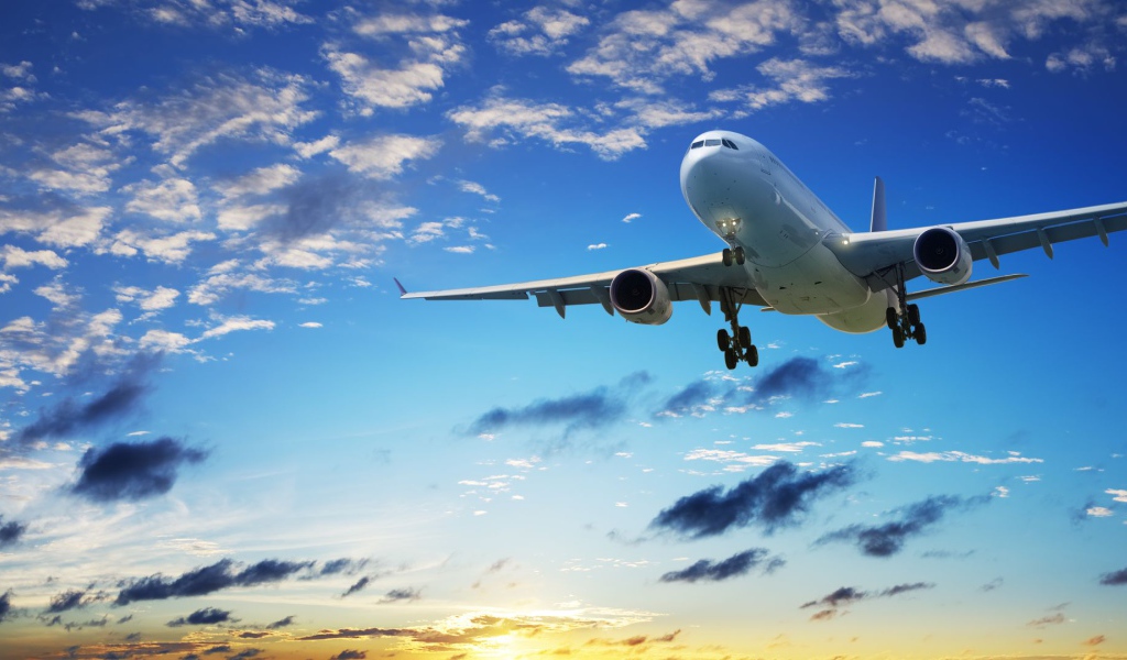 Большой белый самолет на фоне красивого неба 