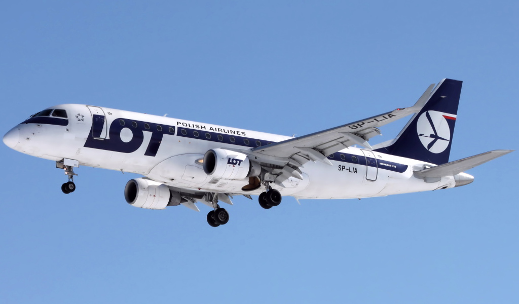 Пассажирский самолет Embraer 175  LOT польских авиалиний 