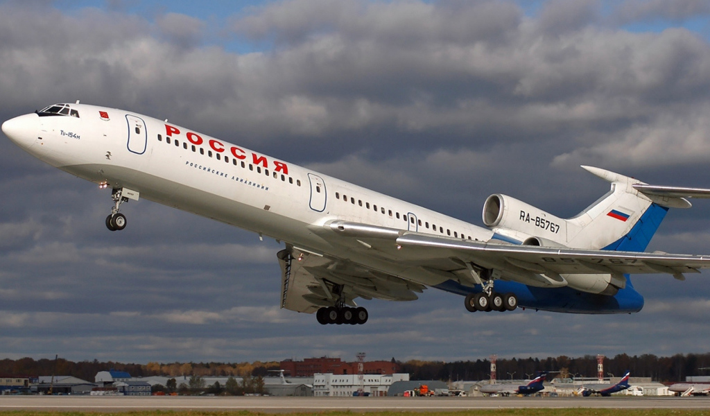 Взлет самолета ТУ-154 российских авиалиний 