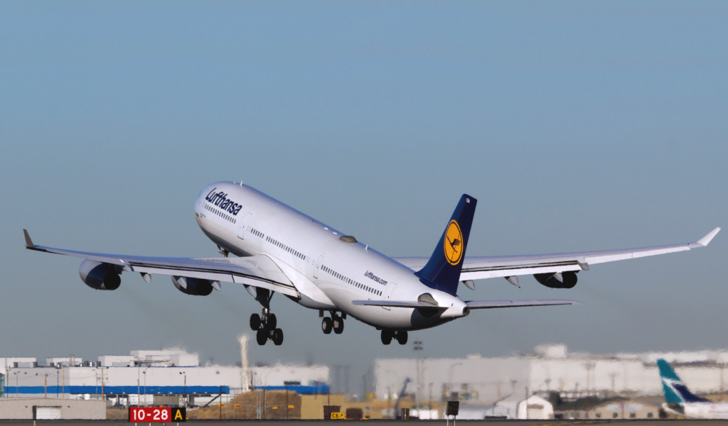 Взлет самолета Airbus A340 авиаперевозчика Lufthansa 