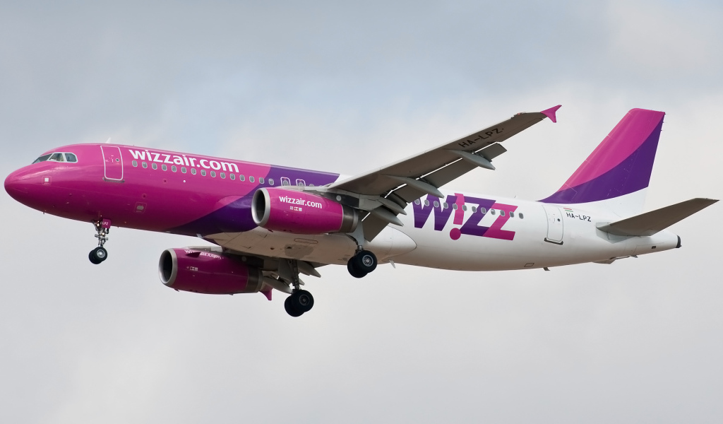 Взлет самолета Airbus авиакомпании Wizz Air  