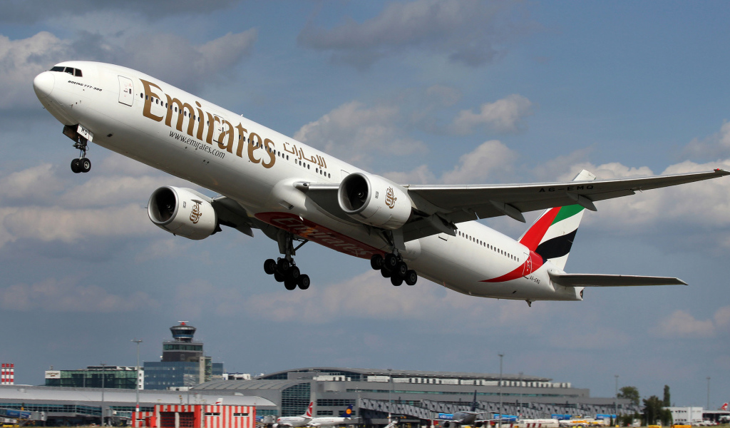 Takeoff Boeing 777- 300 airlines Emirates 