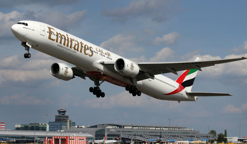 Взлет Boeing 777- 300 авиакомпании Emirates 