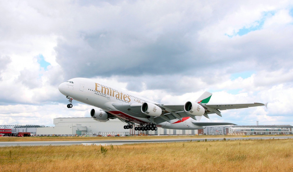 Самолет Airbus A380 авиакомпании Emirates на взлетной полосе 