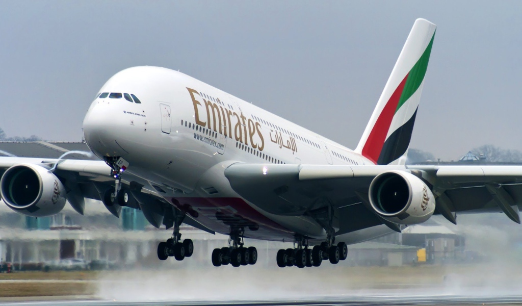 Самолет Airbus A380 авиакомпании Emirates взлетает 