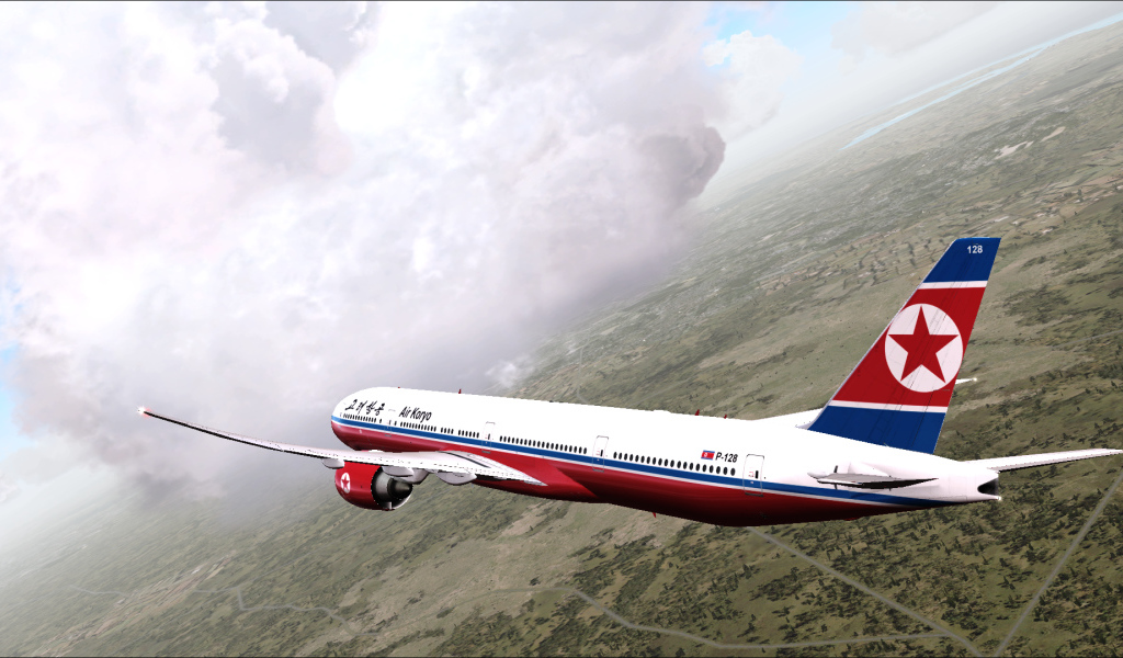 Самолет Boeing 777 авиакомпании Air Koryo  летит над землей 