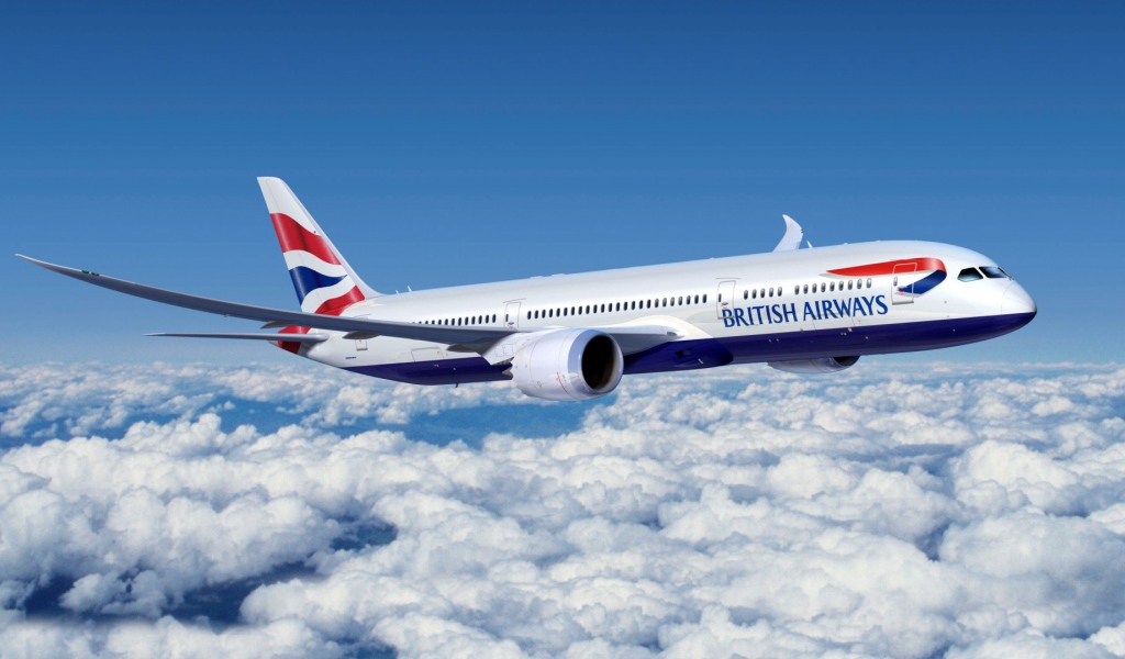 Самолет Boeing 777 авиакомпании British Airways летит над облаками 