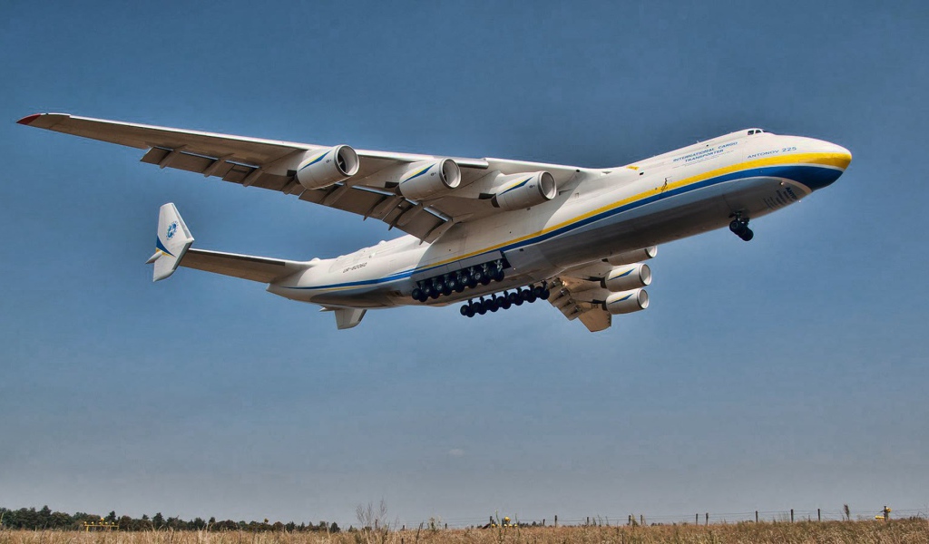 Самый большой самолет Ан-225 Мрия взлетает 