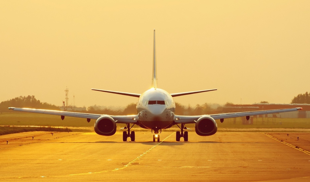 Самолет на взлетной полосе 