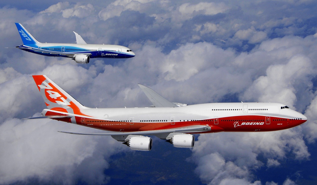 Два пассажирских самолета Боинг 747 в небе бело-синий и бело-красный