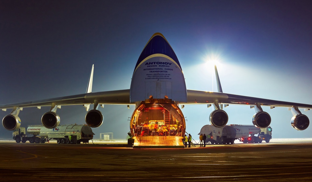 Разгрузка транспортного самолета Ан 225 Мрия в аэропорту города Алматы 