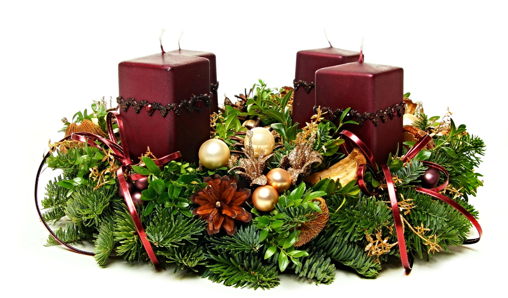 Бордовые свечи с рождественским венком на Рождество