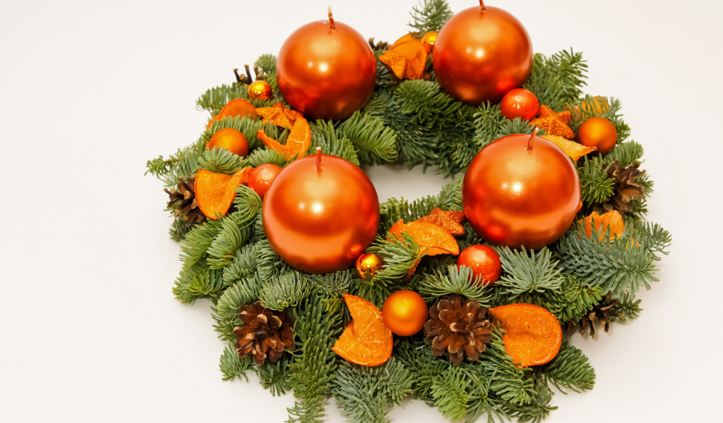 Рождественский венок из еловых ветвей со свечами