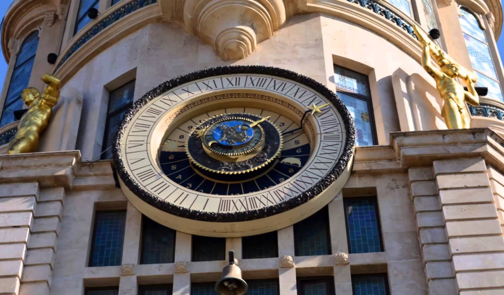 Астрономические часы в старом здании на площади Европы Батуми 