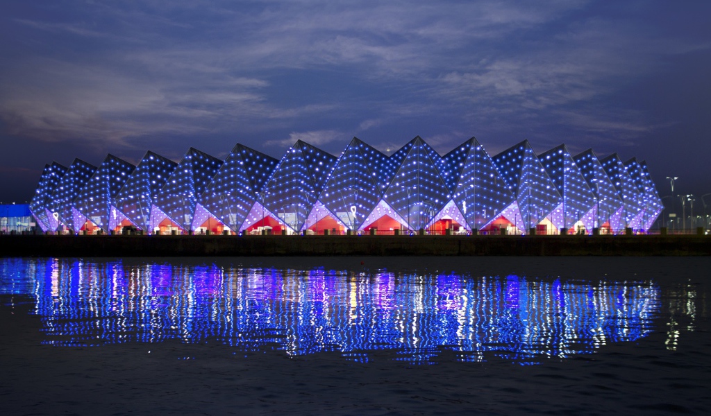 Бакинский кристальный зал отражается в воде  