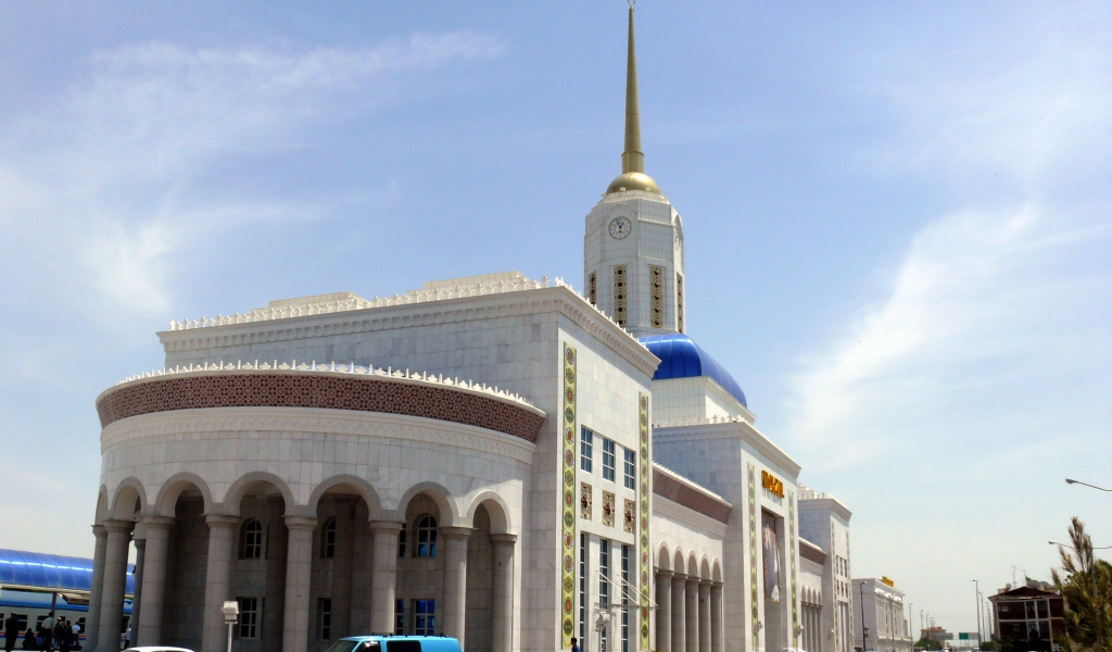 Красивое здание железнодорожного вокзала в Ашхабаде 