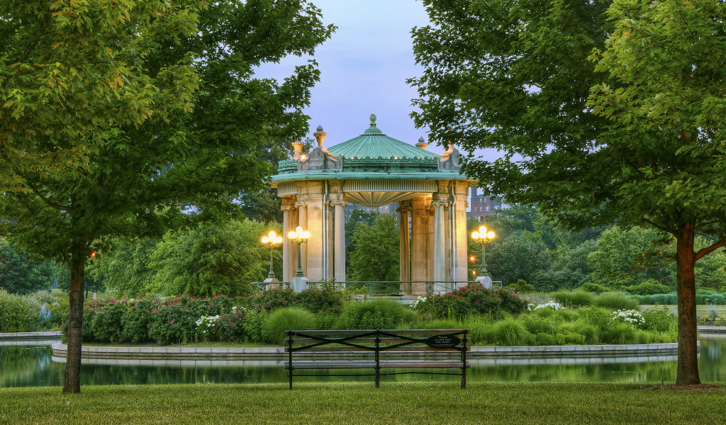 Красивая беседка в городском парке 
