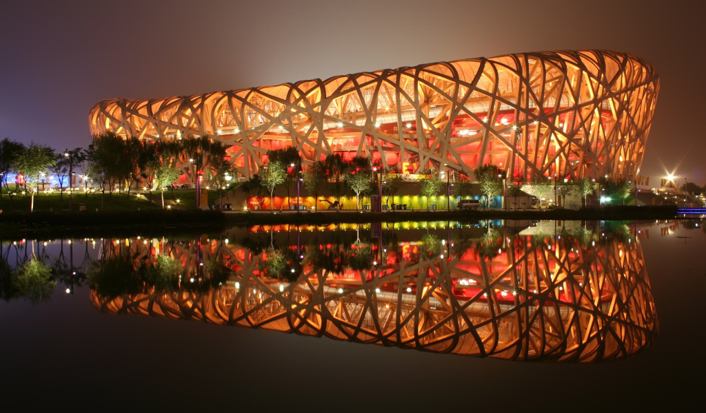 Пекинский национальный стадион отражается в воде, КНР 