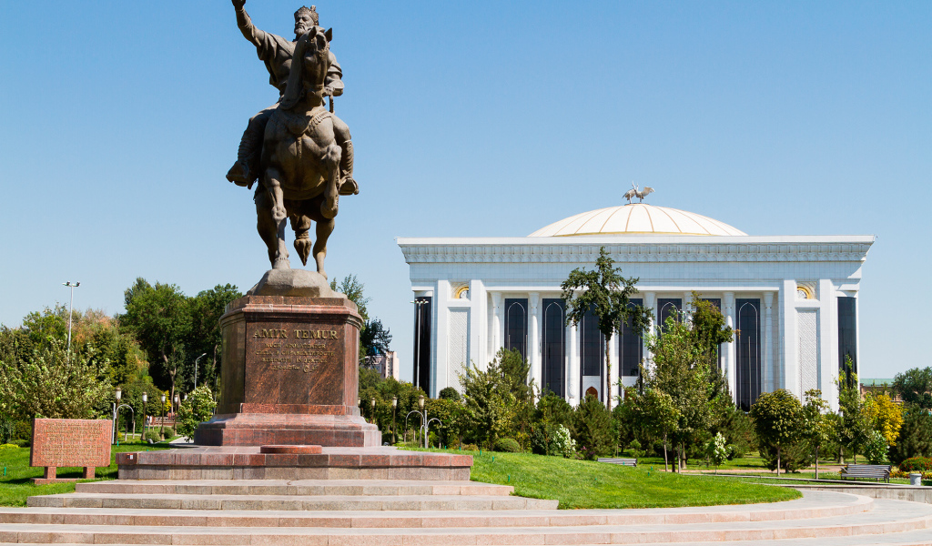 Центральный  парк Ташкента памятник Амиру Тимуру  