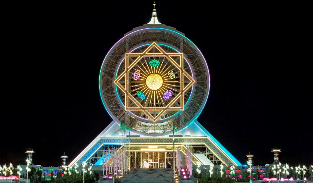 Закрытое колесо обозрения город Ашхабад 