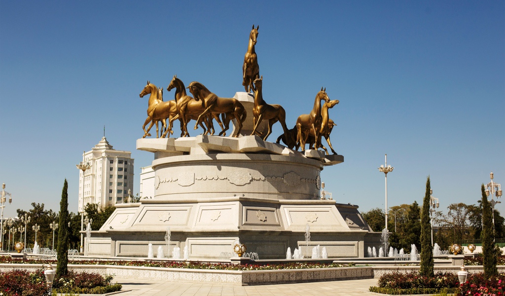 Конная статуя город Ашхабад 