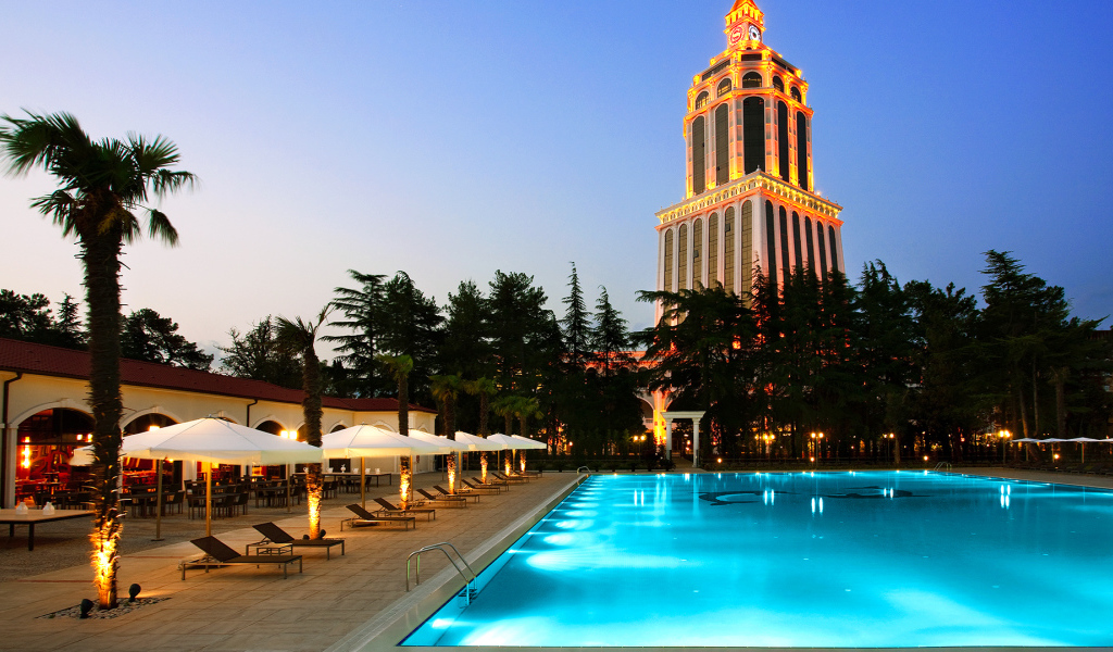 Вечерний вид на бассейн у гостиницы Шератон Батуми 