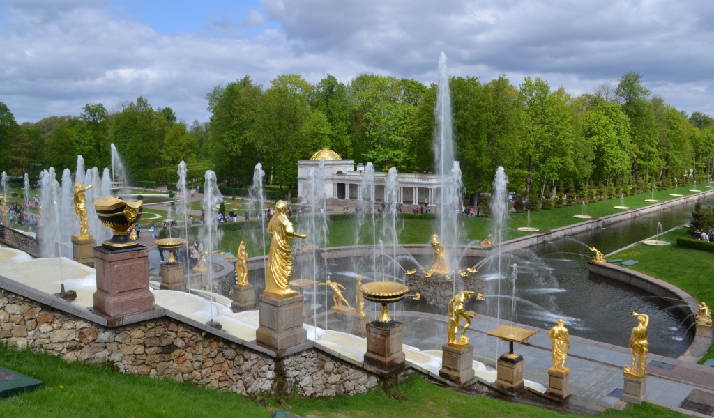 Фонтаны в парке, Петергоф. Санкт Петербург. Россия 