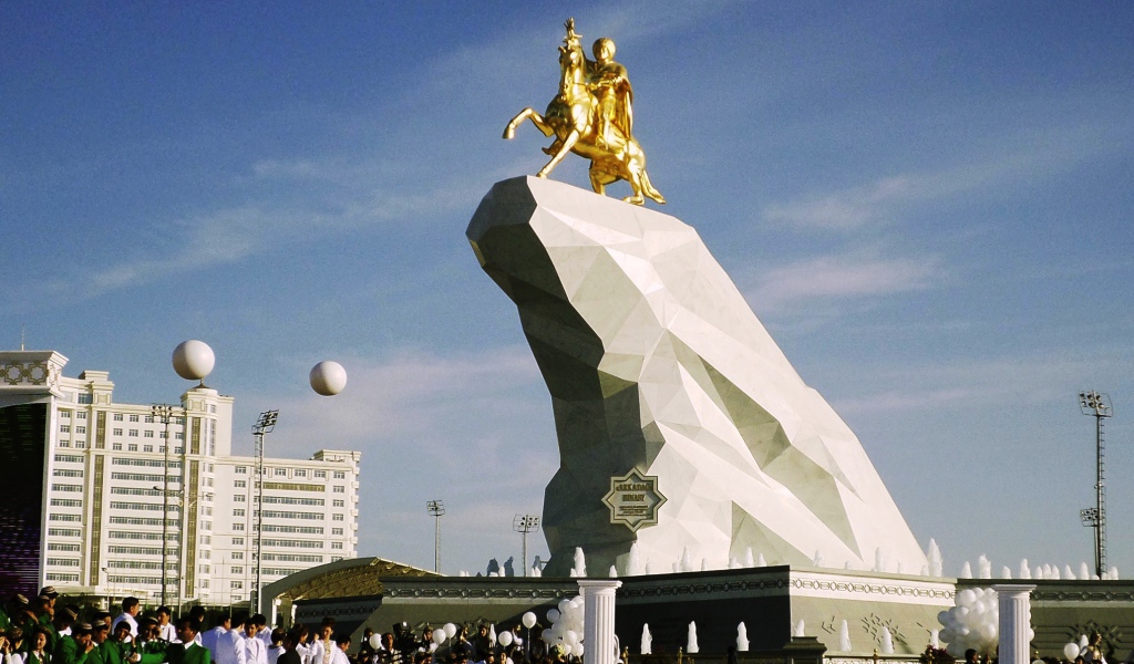 Позолоченный памятник президенту Туркмении город Ашхабад 