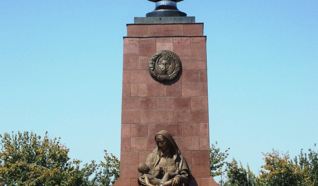 Памятник счастливой матери город Ташкент  