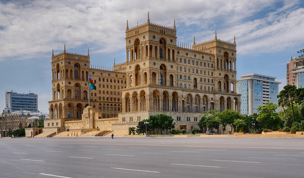 Дом правительства Азербайджанской Республики на площади Свободы Баку 