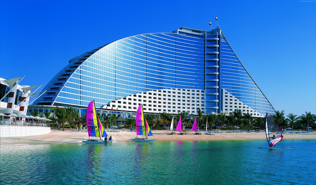 Отель Джумейра-Бич на берегу океана, Дубай. ОАЭ 