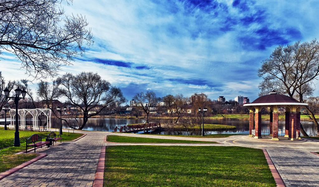 Лощицкий парк на фоне красивого неба город Минск 
