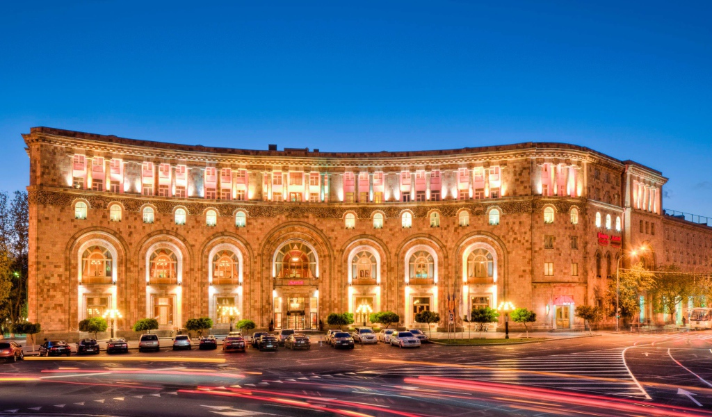 Отель Марриотт вечером город  Ереван 